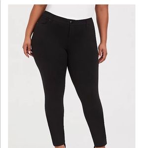 SIGNATURE STRETCH BLACK PREMIUM PONTE SKINNY PANT